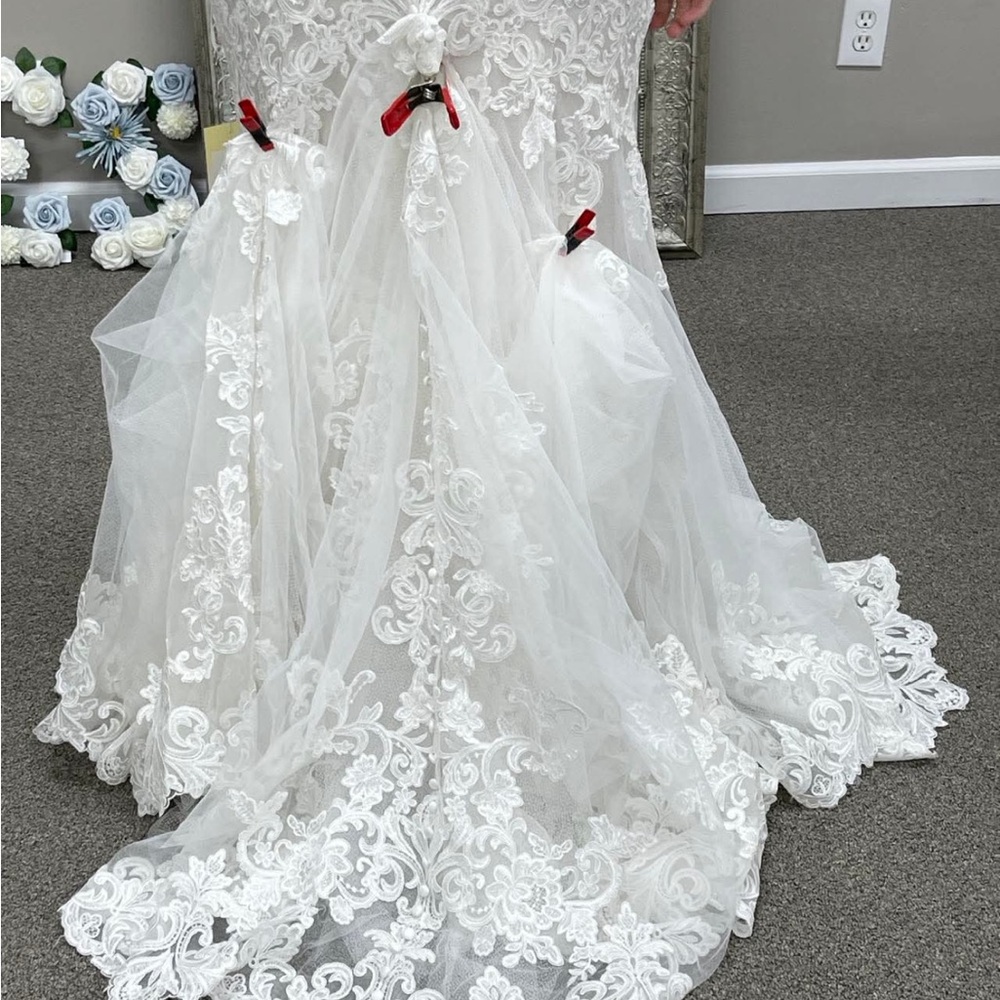 Elegant White Lace Wedding Dress - Picture 5 of 7